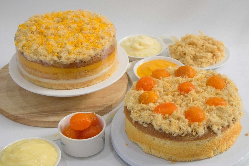 Một chiếc bánh bông lan trứng muối hấp dẫn, giải đáp thắc mắc bánh bông lan trứng muối bao nhiêu calo