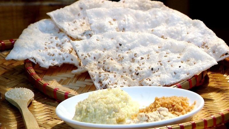 Một chiếc bánh đa vừng được đặt riêng lẻ trên một chiếc đĩa trắng, tượng trưng cho việc ăn có chừng mực