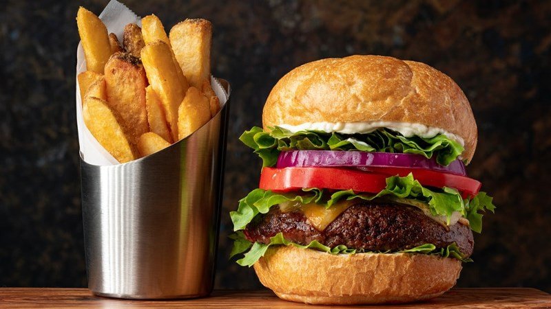 Một chiếc bánh mì hamburger hấp dẫn nhưng cần cân nhắc khi ăn