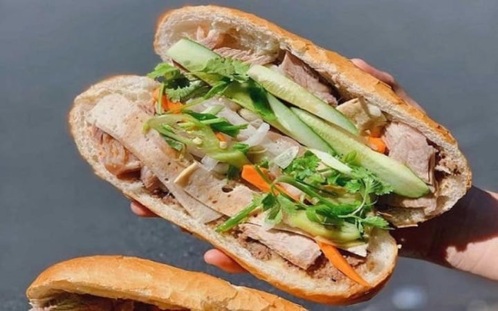 Giải Mã 1 Chiếc Bánh Mì Pate Bao Nhiêu Calo Chuẩn Xác Nhất Một chiếc bánh mì pate thơm ngon, hấp dẫn được đặt trên đĩa, minh họa lợi ích dinh dưỡng.