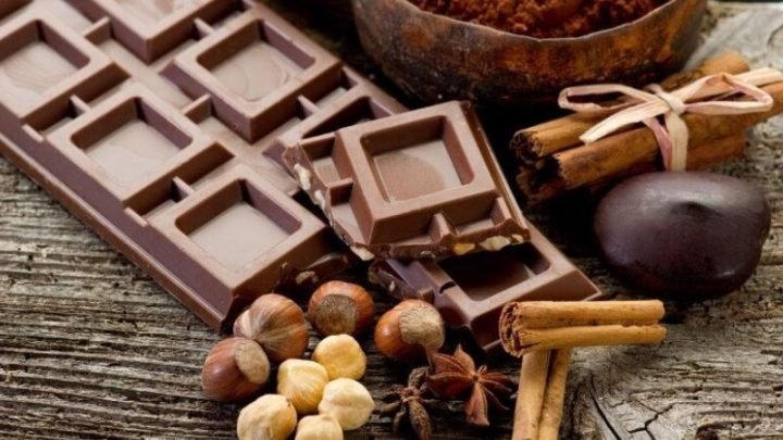 Một chiếc bánh muffin chocolate thơm ngon đang được bày trên đĩa