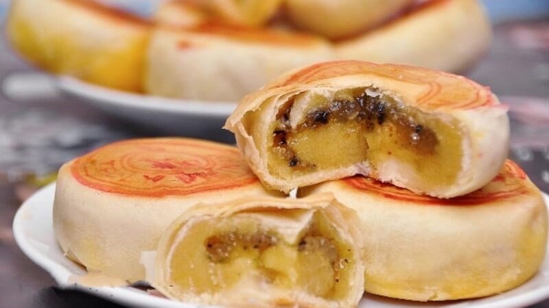 Một chiếc bánh pía mini chay, lựa chọn ít calo hơn cho người muốn giữ dáng.