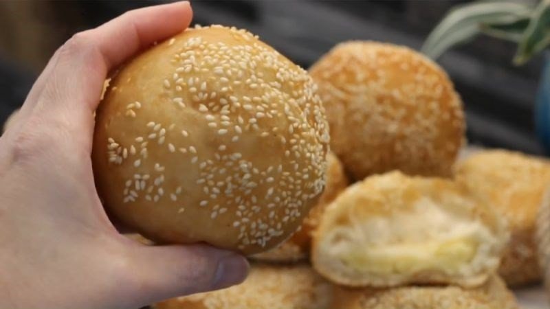 Một chiếc bánh tiêu vàng ươm trên đĩa, minh họa lời khuyên nên ăn bánh tiêu vừa phải, không quá thường xuyên.