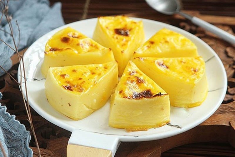Một chiếc bánh trứng sữa hấp đang được hấp trong nồi, thể hiện sự mềm mại và mịn màng của món ăn.