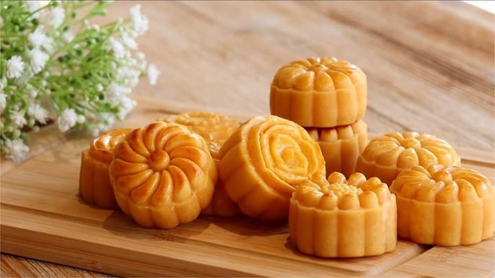 Một chiếc bánh trung thu thập cẩm thơm ngon, minh họa cho thông tin về lượng calo cần biết