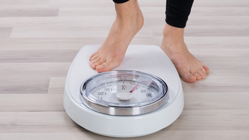 Một chồng bánh tráng trắng tinh khiết, tượng trưng cho lượng calo cơ bản của bánh tráng