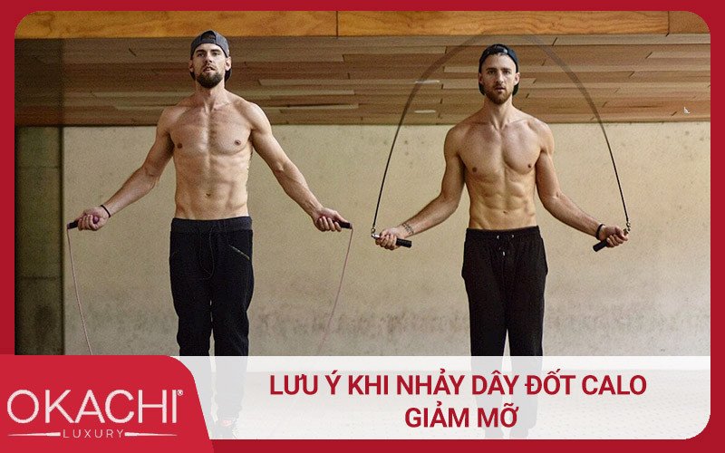 Một cô gái đang kiểm tra dây nhảy trước khi tập, minh họa cho tầm quan trọng của việc lựa chọn dây nhảy chất lượng