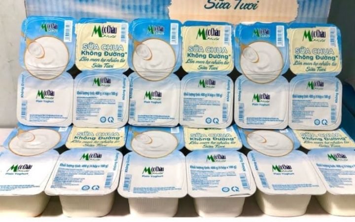 Một cốc sữa chua Mộc Châu không đường, lý tưởng cho chế độ ăn kiểm soát calo và giảm cân.