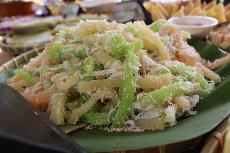 Một đĩa bánh tằm khoai mì hấp dẫn với nhiều loại nước cốt dừa