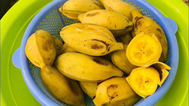 Một đĩa chuối sáp luộc thơm ngon đã sẵn sàng thưởng thức