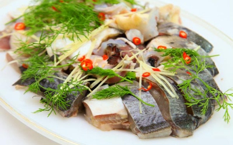 Một đĩa lẩu cá tầm hấp dẫn, minh họa các món ăn có thể chế biến từ thịt cá tầm đã được làm sạch.