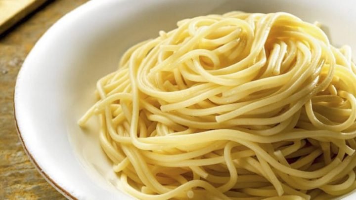 Một đĩa mì Ý spaghetti sốt cà chua hấp dẫn, minh họa cho món ăn giàu năng lượng.