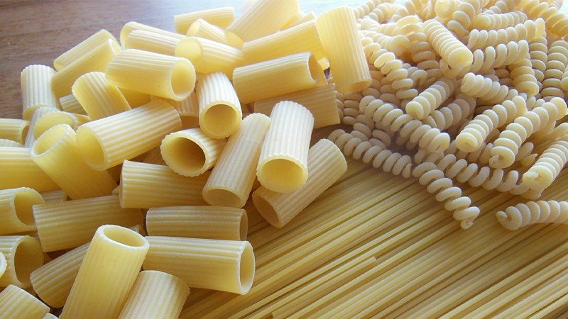 Một đĩa nui trộn hoặc nui luộc được chế biến lành mạnh, minh chứng cho việc ăn nui không gây tăng cân nếu biết cách