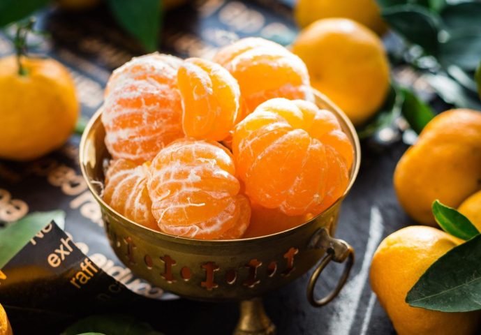 Một đĩa quýt tươi ngon, mọng nước, minh họa cho hàm lượng calo của trái quýt