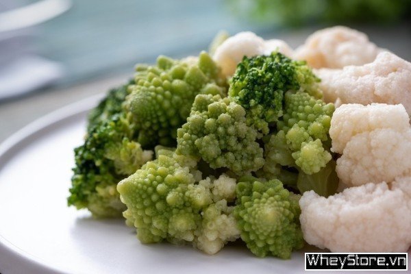 Một đĩa rau luộc nhiều màu sắc cùng thực phẩm giàu protein, minh họa thực đơn giảm cân với 100g rau xanh ít calo.