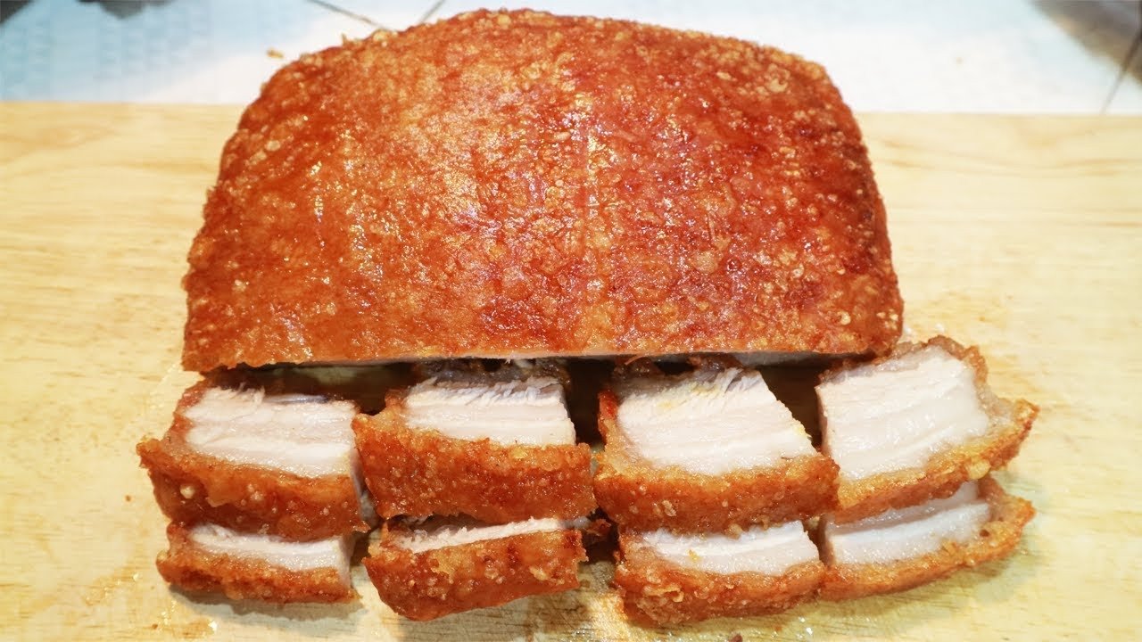 một đĩa thịt ba rọi chiên giòn với rau sống và nước chấm