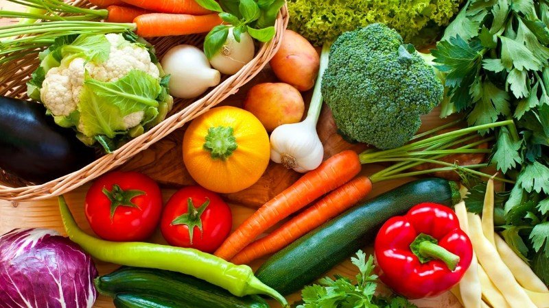 Một đĩa thức ăn lành mạnh với rau xanh, trái cây và các nguồn protein, nhấn mạnh tầm quan trọng của việc bổ sung đầy đủ chất dinh dưỡng