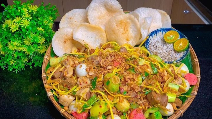 Một đĩa tré trộn đầy đủ topping, minh họa lượng calo trong món ăn vặt
