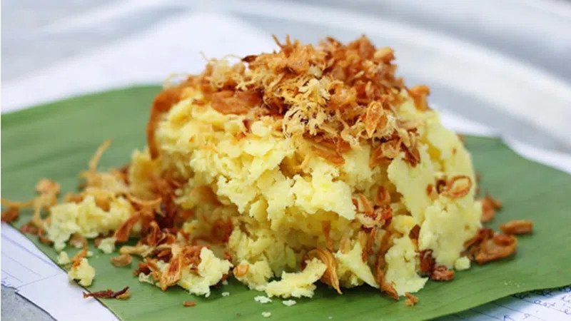 Một đĩa xôi nếp vàng óng, thảo luận về việc ăn xôi vào buổi sáng