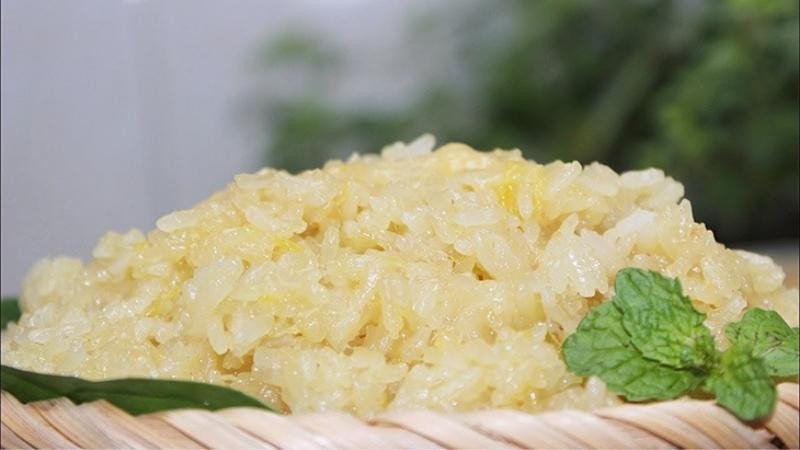 Một đĩa xôi sầu riêng truyền thống với hạt nếp dẻo thơm, màu vàng nhạt hấp dẫn