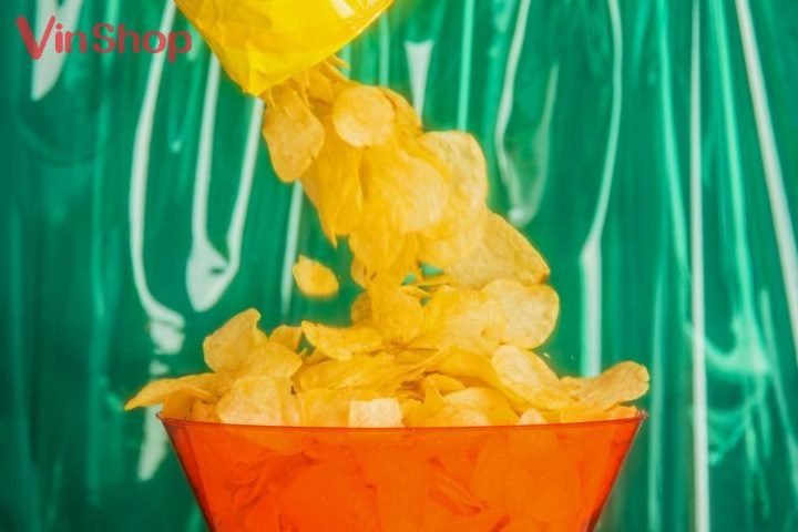 Một gói bánh khoai tây chiên giòn để minh họa lượng calo cần chú ý