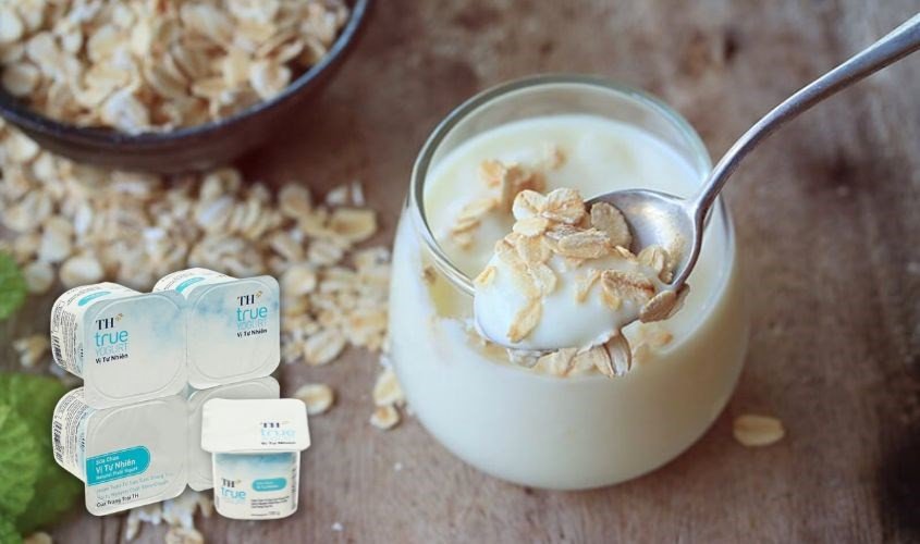 Một hũ sữa chua yến mạch qua đêm với topping hạt chia và quả mọng