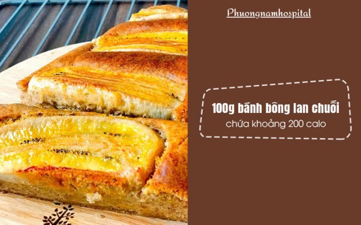 Một lát bánh bông lan chuối thơm ngon thể hiện lượng calo tiêu chuẩn.