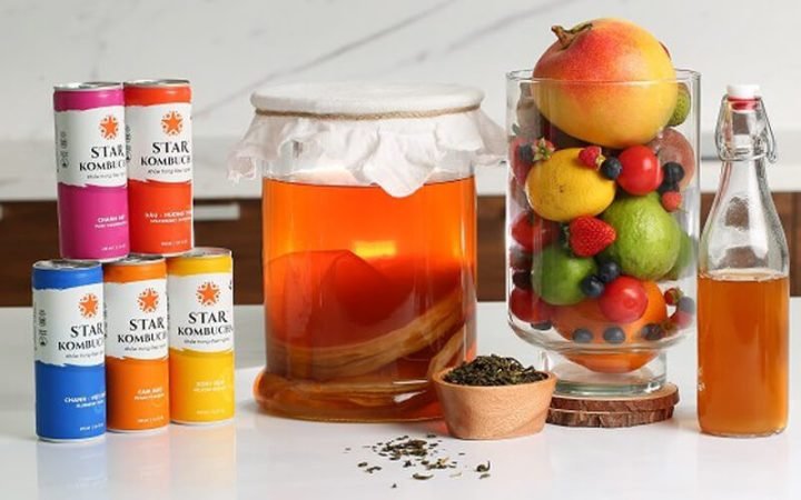 Một lon kombucha với màu sắc tươi mát trên nền gỗ