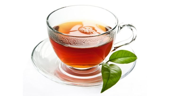 Một ly hồng trà đen nguyên chất không đường, biểu tượng cho thức uống ít calo lành mạnh.