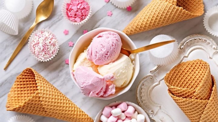 Kem Bao Nhiêu Calo? Phân Tích Dinh Dưỡng Và Cách Ăn Khoa Học Một ly kem vani mát lạnh với topping hấp dẫn, chứa năng lượng và calo cần thiết.