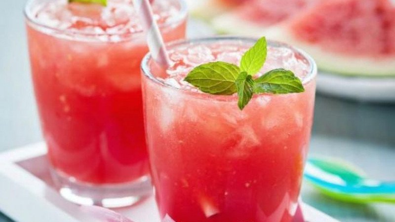 Một ly nước dưa hấu mát lạnh