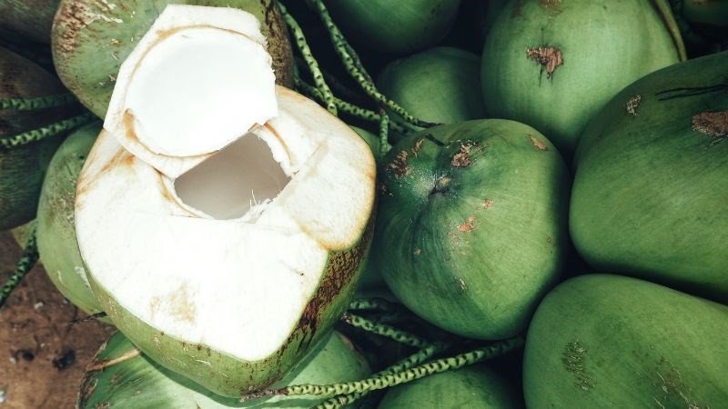 Một ly nước dừa trên bãi biển