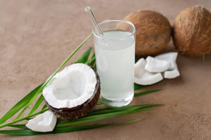 Một ly nước dừa tươi mát chứa bao nhiêu calo và các chất dinh dưỡng cần thiết.