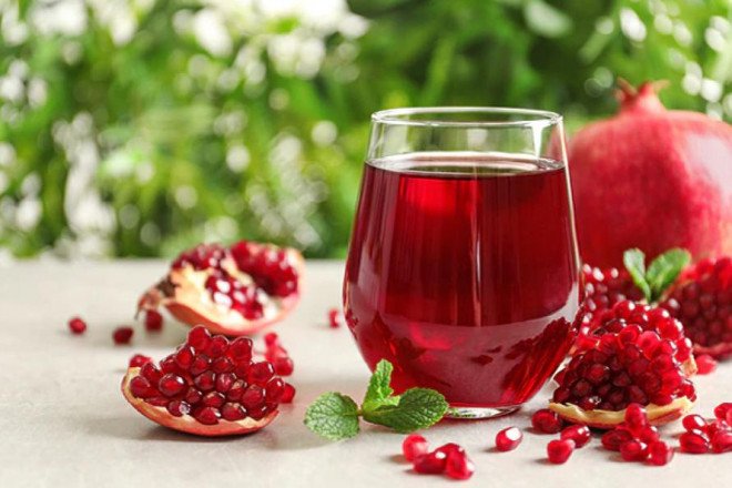 Một ly nước ép lựu đỏ tươi nguyên chất giúp duy trì cân nặng hiệu quả