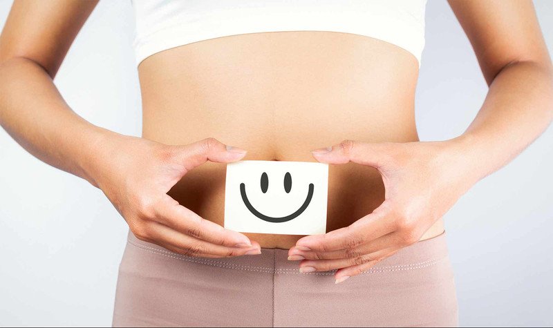 Một ly nước thốt nốt tươi mát kèm đá và miếng thốt nốt, biểu trưng cho thức uống hỗ trợ tiêu hóa