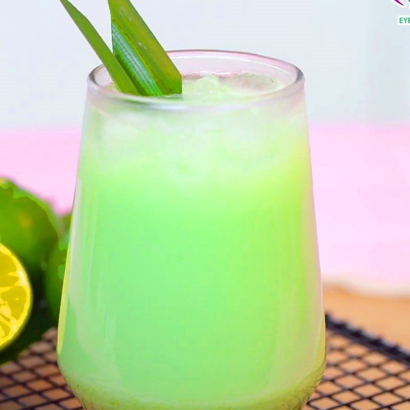 Một ly sâm dứa sữa tự làm với lá dứa tươi và đá mát lạnh