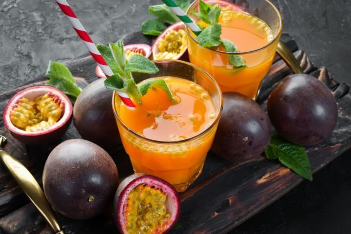 Trà Chanh Dây Bao Nhiêu Calo? Phân Tích Dinh Dưỡng Chi Tiết Cho Người Yêu Ẩm Thực Một ly trà chanh dây mát lạnh với những quả chanh dây tươi, thể hiện rõ hàm lượng calo và giá trị dinh dưỡng của loại thức uống phổ biến này.
