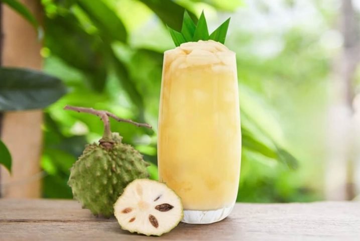 Một ly trà mãng cầu đá mát lạnh với miếng mãng cầu tươi