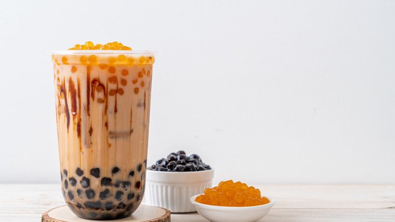 Một ly trà sữa trân châu dừa với lớp kem sữa béo ngậy