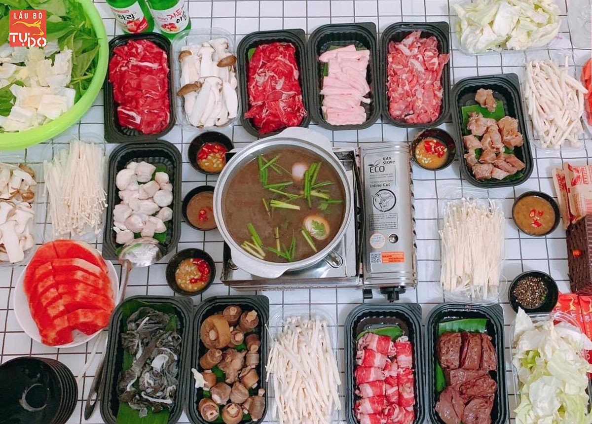 Một mâm lẩu bò thập cẩm thịnh soạn đang chờ được thưởng thức