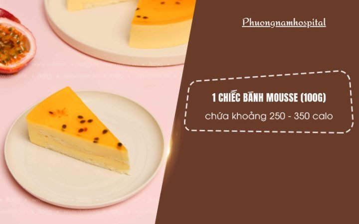 Bánh Mousse Bao Nhiêu Calo? Phân Tích Dinh Dưỡng Chi Tiết Một miếng bánh mousse dâu tây được trang trí đẹp mắt, minh họa lượng bánh mousse bao nhiêu calo
