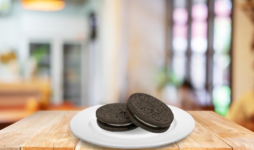 Một miếng bánh Oreo truyền thống tách đôi, làm nổi bật phần nhân kem chứa nhiều calo.