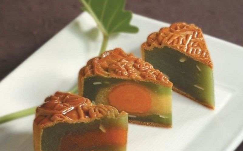 Một miếng bánh trung thu được cắt nhỏ với trà nóng