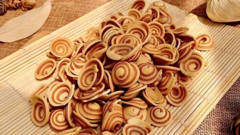 Một nắm nhỏ bánh lỗ tai heo trên lòng bàn tay, gợi ý định lượng ăn uống hợp lý để kiểm soát calo