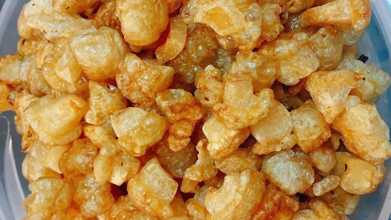 Một người đang băn khoăn về việc ăn mỡ lợn và tóp mỡ có gây tăng cân hay không.