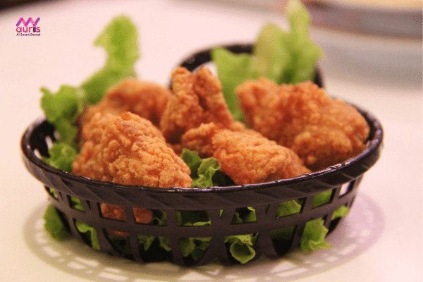 Một người đang béo phì do ăn nhiều gà rán và các thực phẩm giàu calo