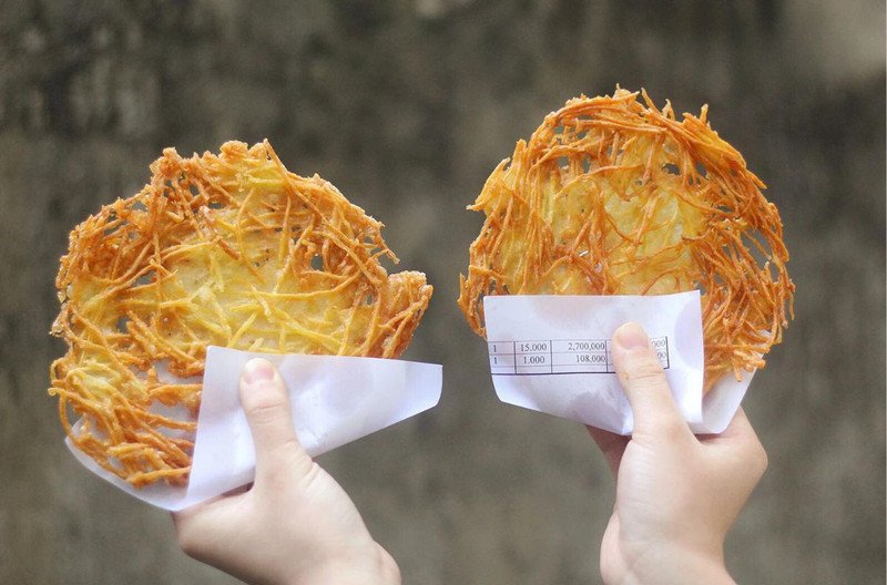 Một người đang kiểm soát khẩu phần bánh khoai chiên để duy trì cân nặng, minh họa việc ăn bánh khoai không sợ tăng cân nếu đúng cách.