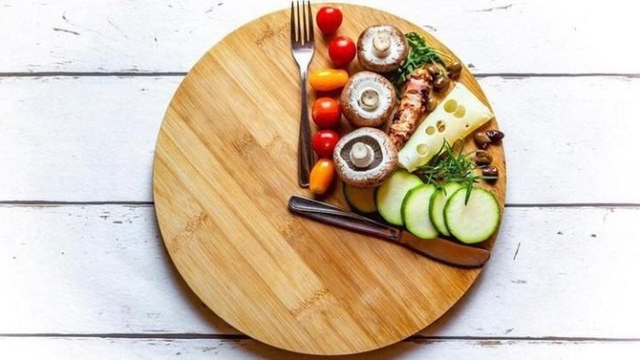 Một người đang tính toán lượng calo và khối lượng cơ thể trên máy tính, biểu thị sự cần thiết hiểu rõ 1500 calo bằng bao nhiêu kg để đạt mục tiêu giảm cân.