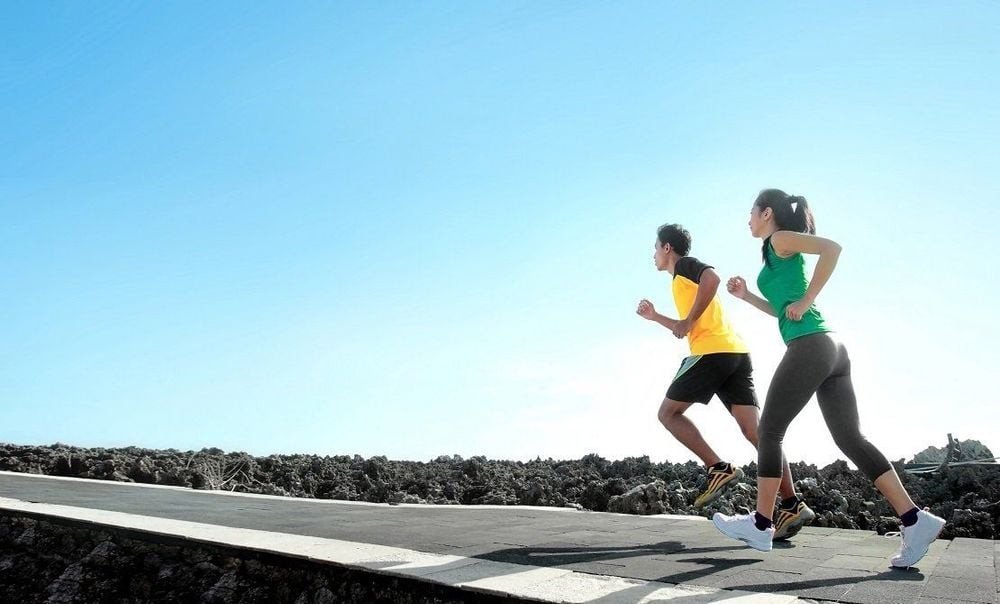 Một người phụ nữ đang đi bộ nhanh trong công viên vào buổi sáng sớm, nhấn mạnh sự quan trọng của việc hiểu rõ lượng calo tiêu hao khi đi bộ để đạt mục tiêu sức khỏe.