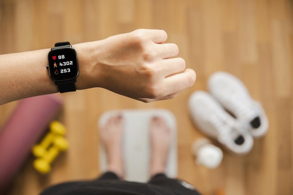Một người phụ nữ đang tính toán lượng calo cần đốt mỗi ngày để giảm cân